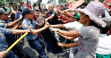 الشرطة الفلبينية تشتبك مع 100 ناشط أمام السفارة الأمريكية فى مانيلا