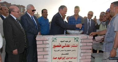 محافظ أسيوط يضع حجر أساس مدرسة ثانوية للمتفوقين