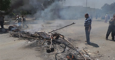 إعادة فتح الطريق الزراعى بالقليوبية بعد قطعه لخطف طفل والقبض على 14