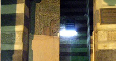 سرقة أجزاء من باب مسجد الأشرف برسباى الأثرى بالجمالية