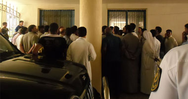 تظاهر عشرات الشباب أمام مبنى محافظة مطروح للمطالبة بتوفير فرص عمل