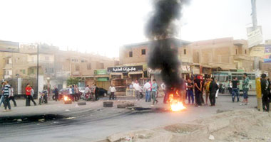 بالصور.. استمرار معاناة المواطنين بالمحافظات بسبب انقطاع الكهرباء.. شلل فى حركة قطارات وسط الدلتا.. وانقطاع التيار عن جامعة كفر الشيخ.. وقرى ببنى سويف ترى النور 4 ساعات فقط يومياً