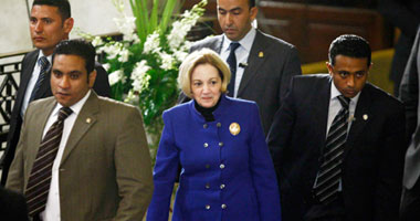 وصول السفيرة الأمريكية إلى مقر الكاتدرائية