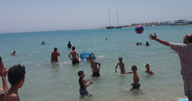 شواطئ الإسكندرية تشهد إقبالًا من المواطنين نتيجة ارتفاع درجات الحرارة