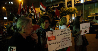 عشرات النشطاء يحيون ذكرى "مذبحة القضاء" أمام نادى القضاة