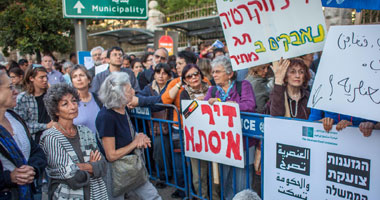 تظاهرة لنشطاء وعائلات الأسرى أمام منزل نتنياهو تطالب بتعجيل الصفقة