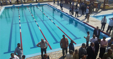 لجنة من وزارتى الشباب والإنتاج الحربى لصيانة حمام سباحة مركز شباب الداخلة