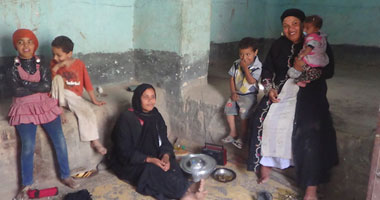 الأموات يستغيثون من الأحياء فى زاوية سلطان بالمنيا.. 12 ألف أسرة يعيشون بين المقابر ويطالبون رئيس الجمهورية القادم بتطوير المنطقة.. ويؤكدون انتشار البلطجة والمواد المخدرة