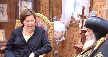 البابا شنودة يلتقى مارجريت سكوبى قبل مغادرتها مصر