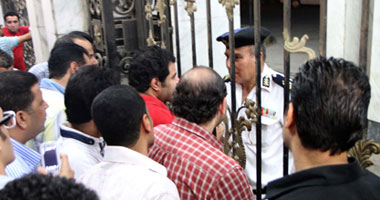 لواء شرطة يطمئن أنصار مبارك أمام المعادى العسكرى ويطالبهم بالمغادرة