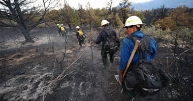 رجال الإطفاء يواصلون جهودهم فى إخماد حرائق كولورادو