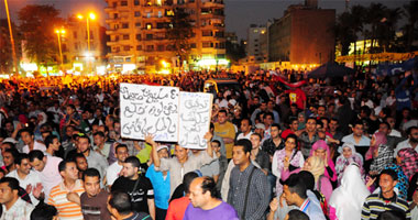بالفيديو.. ثوار التحرير يغنون: "ادلع يا عكاشة على رجل الكنبة"