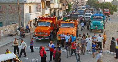 عمال سجاد المحلة يقطعون الطريق أمام مصنعهم لعدم صرف رواتبهم