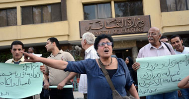 مثقفون وفنانون مصريون يواصلون اعتصامهم ويرحبون بالإطاحة بمرسى