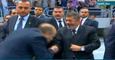نشطاء ينتقدون صورة لأحد مؤيدى مرسى أثناء تقبيل يده