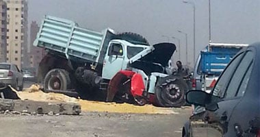 إصابة 15 فى حادث تصادم 5 سيارات نقل ثقيل محملة بـ"الطوب" فى المنيا (تحديث)