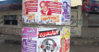 ملصقات مجهولة تسب حمدين وشفيق فى شبرا