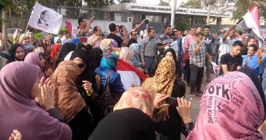 عمال شركة أبيكو يرفعون أعلام مصر احتفالا بفوز السيسى بالرئاسة