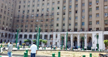 قوات الأمن تنشر حواجز بمحيط مجمع التحرير لمنع عودة الباعة الجائلين