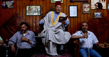 بالصور.. الكاميرا ترصد أحداث العالم.. البابا فرانسيس ومحمود عباس وبيريز يغرسون شجرة زيتون فى الفاتيكان من أجل السلام.. وحكواتى دمشق يتحدى الحرب..والفيلة تستحم فى ميونيخ.. ونيا سانشيز ملكة لجمال أمريكا