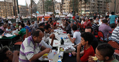 بالصور.. إفطار بنكهة ثورية فى أول أيام رمضان بـ"التحرير".. مائدة جماعية بساحة المجمع.. خالد يوسف يوزع الوجبات على الصائمين.. ويؤكد: وفرناها بتبرعات الأهالى.. واللجان الشعبية تسمح للسيارات بالعبور 