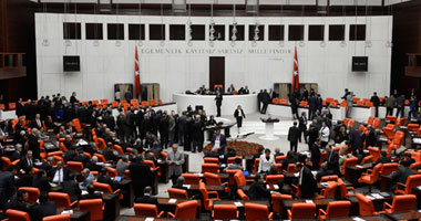 البرلمان التركى يوافق على تمديد تفويض نشر قوات تركية فى العراق وسوريا عاما