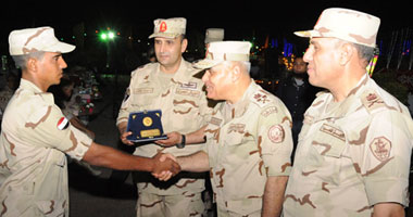 وزير الدفاع يلتقى رجال المنطقة المركزية ويكرم الضباط المتميزين