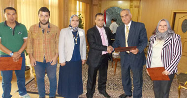 رئيس جامعة المنصورة يكرم ممثلى الجاليات العربية