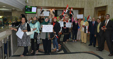 بالصور.. نساء مصر يتبرعن لصندوق دعم الاقتصاد..سيدة مسنة:عايزة أوصل الـ100 جنيه دى لـ"السيسى" علشان يشتغل بيهم لمصر.. و750 ألف جنيه من مواطن يطلب عدم ذكر اسمه