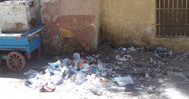 القمامة تغزو شوارع المنيا من جديد بعد انتهاء حملة "وطن نظيف"