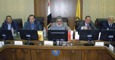 جامعة بنى سويف توافق على تدريب العاملين الإداريين بالخارج لتأهيلهم