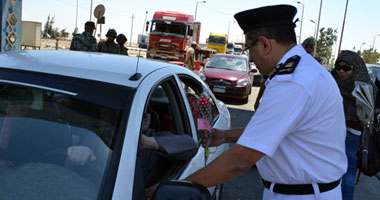 الجيش الثالث يوزع الورود على المواطنين بالسويس بمناسبة عيد الفطر