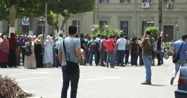 مشادات بين خريجين يتظاهرون أمام "الاتحادية" وأفراد تأمين القصر