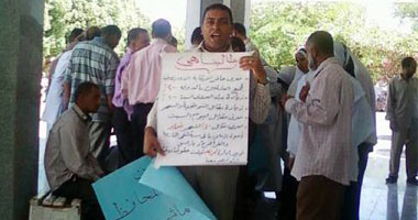 وقفة لأطباء الوادى الجديد للمطالبة بتحسين أوضاعهم