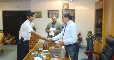 مدير أمن الإسماعيلية يكرم شرطيين أصيبا أثناء أداء عملهما