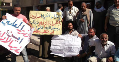 وقفة احتجاجية للمئات من الإداريين بـ"تعليم الفيوم" للمطالبة بتحسين رواتبهم