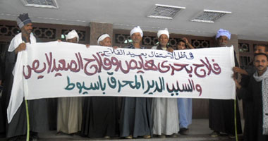 تظاهر مزارعين بأسيوط احتجاجاً على قرار كهنة الدير برفع إيجارات "المحرق"