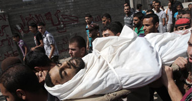 أهالي غزة يفتحون قبوراً قديمة لدفن شهدائهم بسبب قوات الإحتلال
