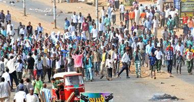 الحكومة السودانية تدفع بالجيش لمواجهة الاحتجاجات وحماية المنشآت 