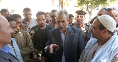 محافظ المنيا يزور قرية دلجا للاطمئنان على الحالة الأمنية