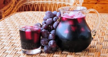 العنب والأفوكادو وعصير الأناناس.. أفضل حلول طبيعية للتجاعيد تحت العين