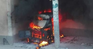 بالفيديو والصور..النيران تلتهم "توك توك" أمام المدرسة الفنية فى كوم حمادة