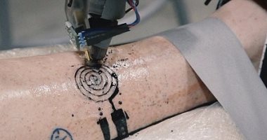 بالفيديو... باحثون فرنسيون يبتكرون روبوت يرسم "تاتو" على جلد الإنسان