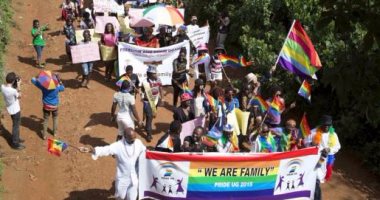 بالفيديو.. الشرطة الأوغندية تقتحم ملهى ليلى لمثليين وتعريهم لتحديد هوياتهم الجنسية