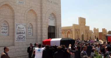 بالفيديو والصور.. جثمان أحمد زويل يوارى الثرى بمدفن أسرته بمدينة 6 أكتوبر
