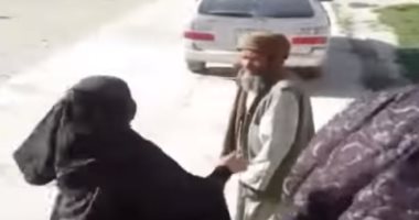 بالفيديو.. أفغانيات يضربن "أب" زوج ابنته لرجل يكبرها بـ49عاما مقابل "معزة"