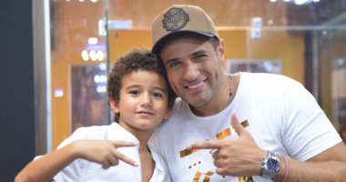 بالصور .. محمد نور يحتفل بعرض أول فيلم لنجله عمر "الباب يفوت أمل" فى مارينا
