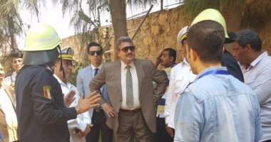 بالصور.. مدير أمن الجيزة ينتقل لموقع حريق مخزن بمصنع أثاث فى أبو رواش