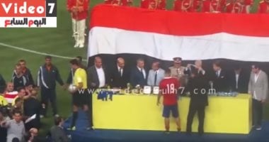 بالفيديو..عبدالله السعيد يحرج مرتضى منصور برفض ارتداء ميدالية المركز الثانى