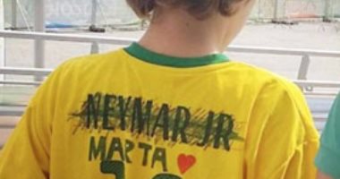 أولمبياد 2016.. طفل يشطب اسم نيمار من على قميصه ويستبدله بسيدة